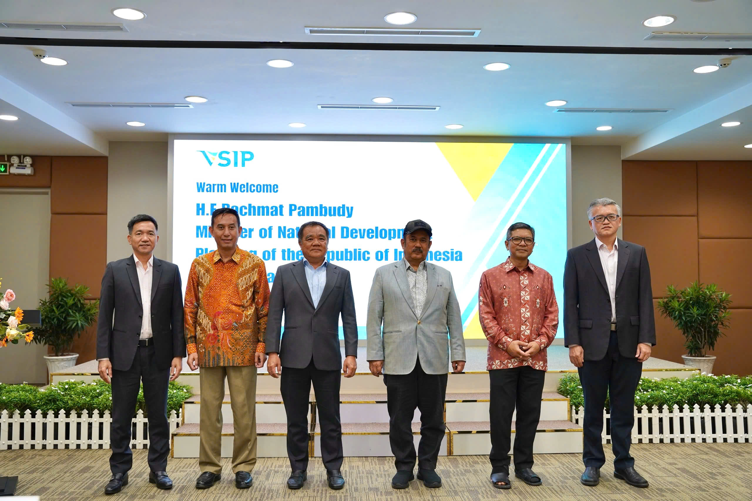 HIGH-LEVEL INDONESIAN DELEGATION VISITS AND WORKS WITH VSIP